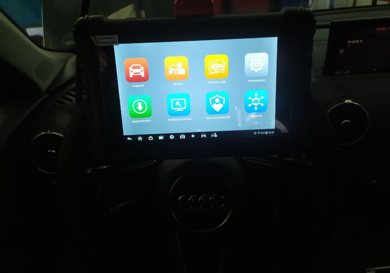 diagnosi su un'auto nell'officina Spione