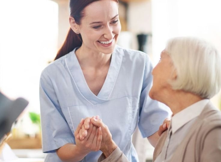 Cuidados de enfermagem especializados em domicílio, com atenção profissional e humanizada.