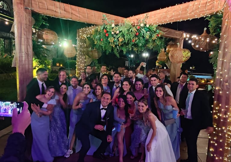 grupo de amigos y novia celebrando en la pista de baile en los molinos