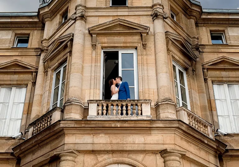 florent photographe wedding lille saint omer arras a couple kissing in front of a large building