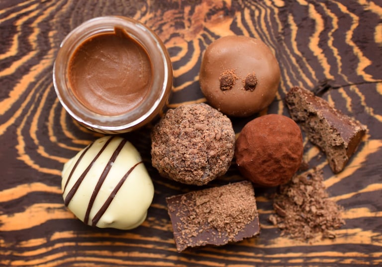 Postres de chocolate con rayadura de cacao natural