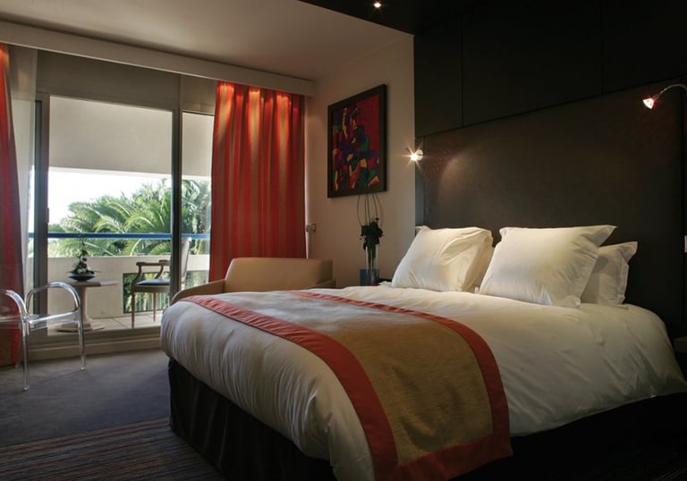 Exemple de chambre supérieure avec balcon de l'Hôtel Vatel à Nîmes