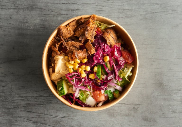 Smagfuld kebab box med oksekød, pommes frites og dressing