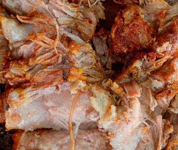 Barbacoa de res adobada tradicional en primer plano en Querétaro.