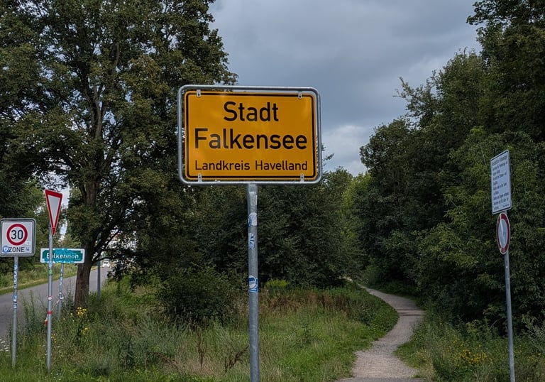 Schild der Stadt Falkensee, wo die Trauerrednerin wohnt