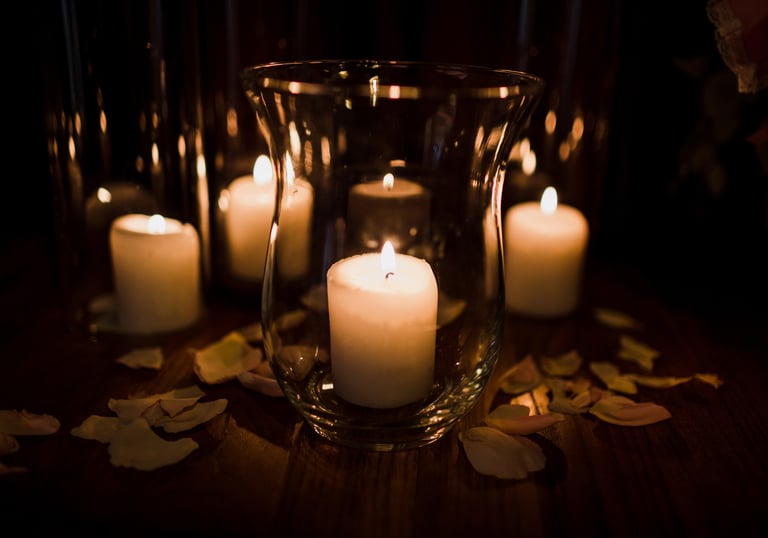 Kerzen in Windlichtern zur Trauerfeier oder Beerdigung