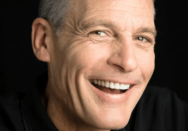 Senhor sorrindo com segurança após realizar implante dentário com o melhor dentista em Palmas.