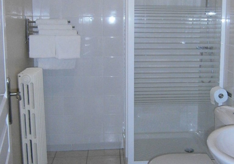 Les Sources Bedroom les Gardes ensuite shower room