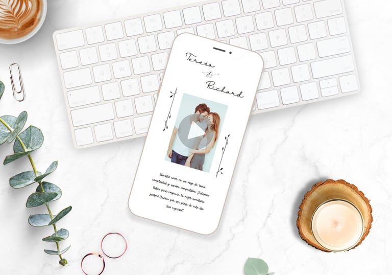 smartphone sobre escritorio mostrando invitacion digital