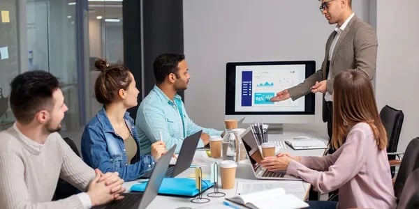 Expert providing advice on Learning management