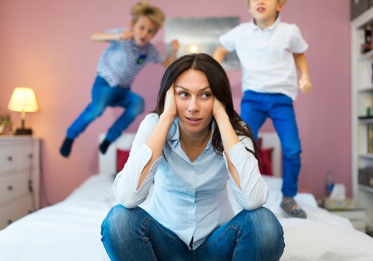 Femme avec mains à sa tête, perte d’équilibre de vie, épuisement à cause des enfant incontrôlables 