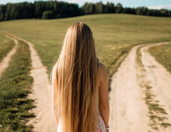 Femme immobile dans le doute ne sais pas quel direction de vie prendre, choix et changement de vie