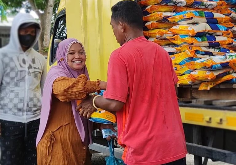 Masyarakat Nongsa Program Sembako Subsidi oleh Pemko Batam, PT. Usaha Kiat Permata, Beras Harumas