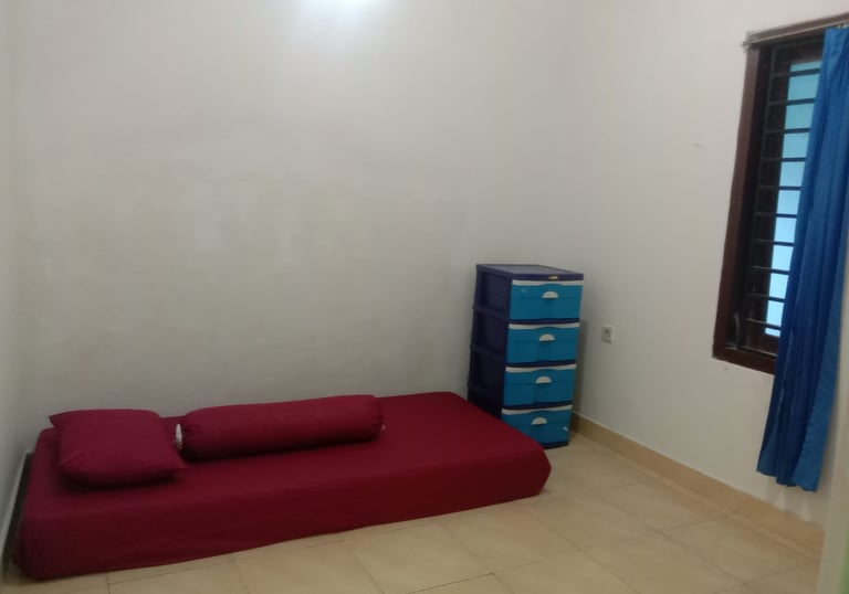 Kost Putri Abadi Tlogo menawarkan tempat tinggal nyaman dan aman, dekat dengan kampus UMY