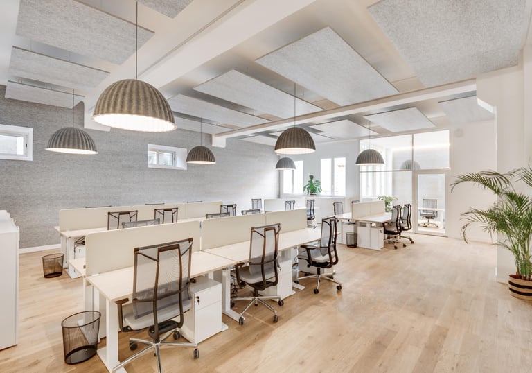 Espace coworking moderne avec mobilier professionnel - nettoyage bureaux Paris 75