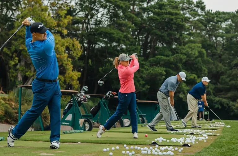 Gruppe von Golfspielern auf der Driving Range