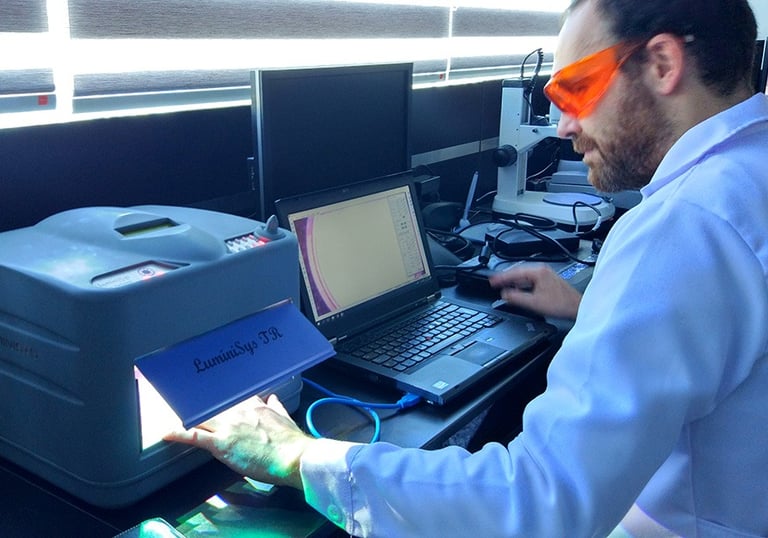 Abel Baños en laboratorio analizando documentación