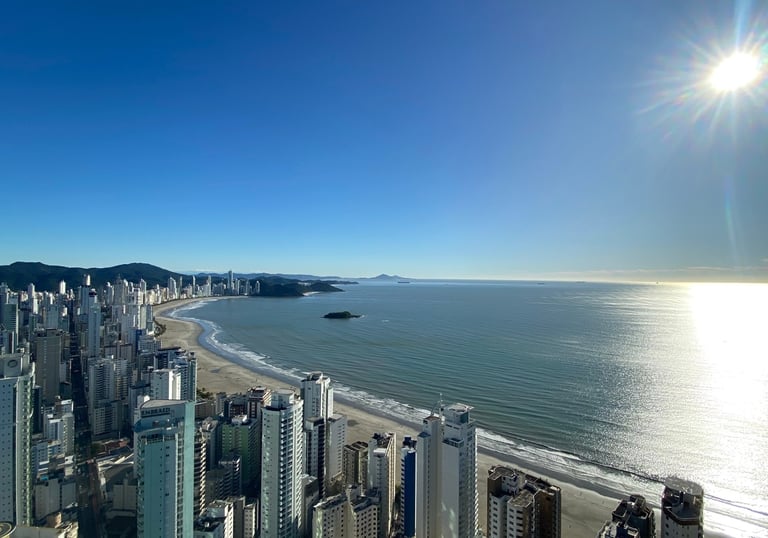 Vista aérea de Balneário Camboriú, num dia de sol com céu azul.