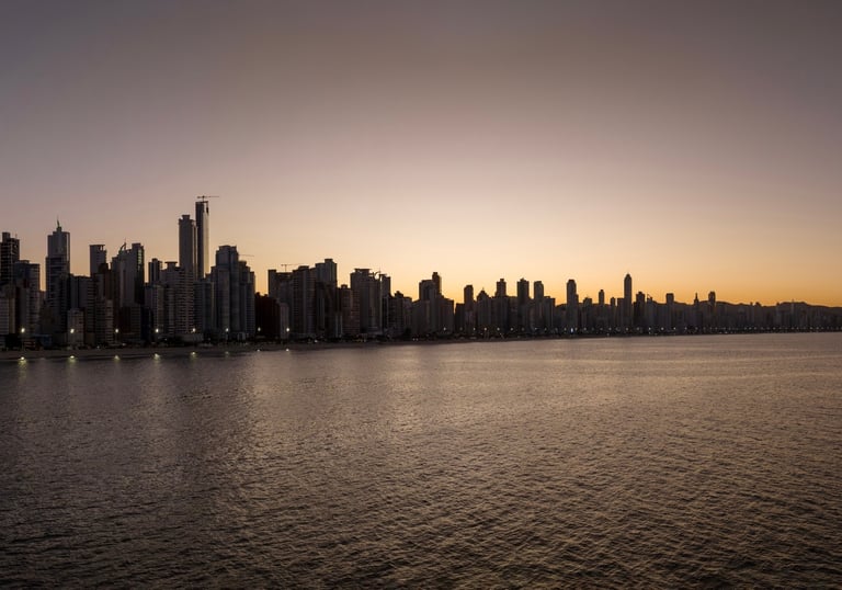 Vista de Balneário Camboriú ao entardecer.