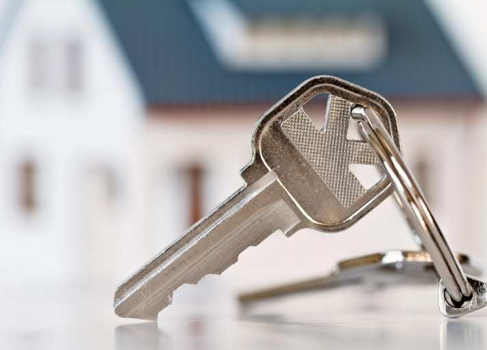 picture of a key in front of a blured house