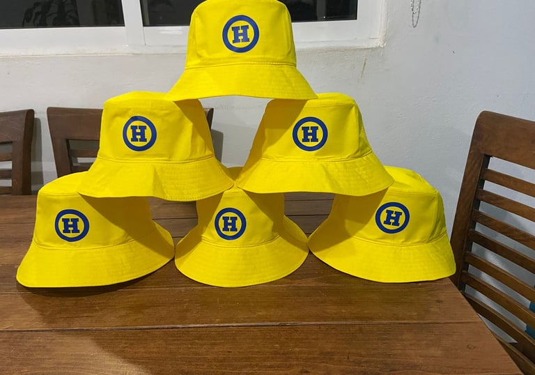 Sombreros de pescador color amarillo con estampado al frente