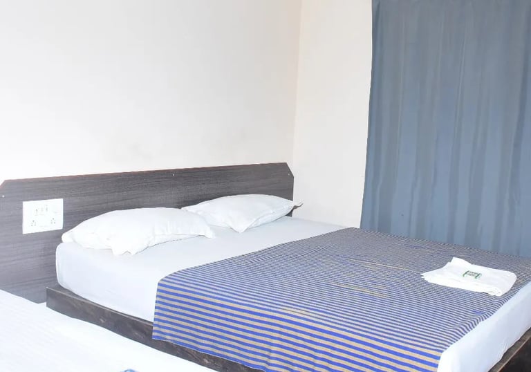 AC room at Hotel Aishwariyam Thirukadaiyur near temple