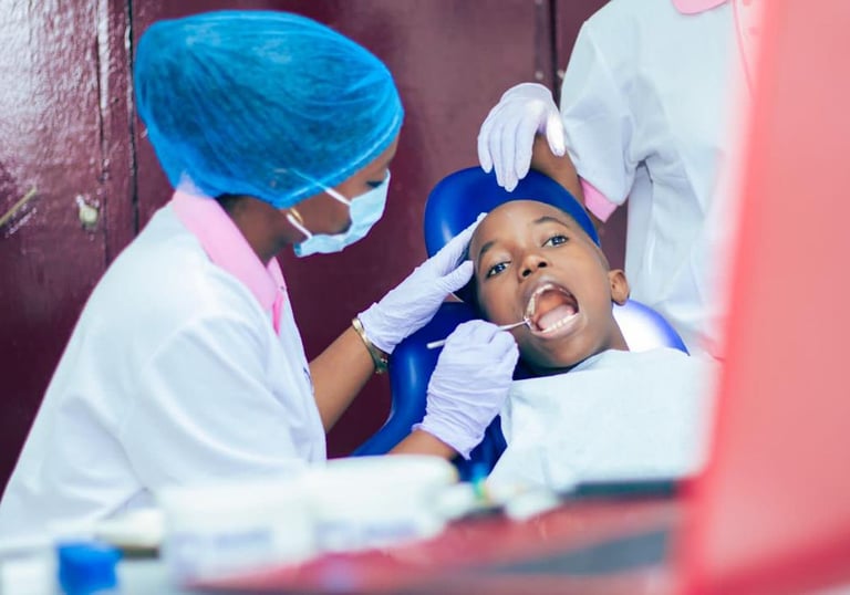Dentiste pédiatrique effectue un examen dentaire sur jeune garçon dans un cabinet dentaire à bastos