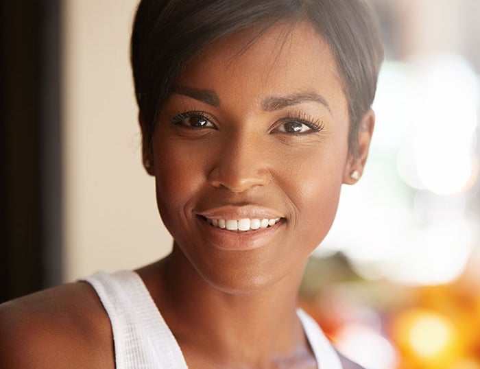 femme souriante après des soins dentaires chez dentist237 à Yaoundé