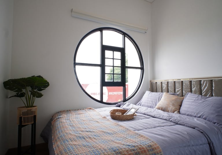 Design ruang tidur dengan pencahayaan maksimal