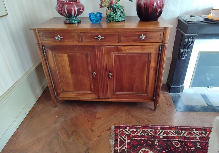 Brocante Lepeltier - Un meuble en bois surmonté d'un vase, ajoutant une touche décorative.