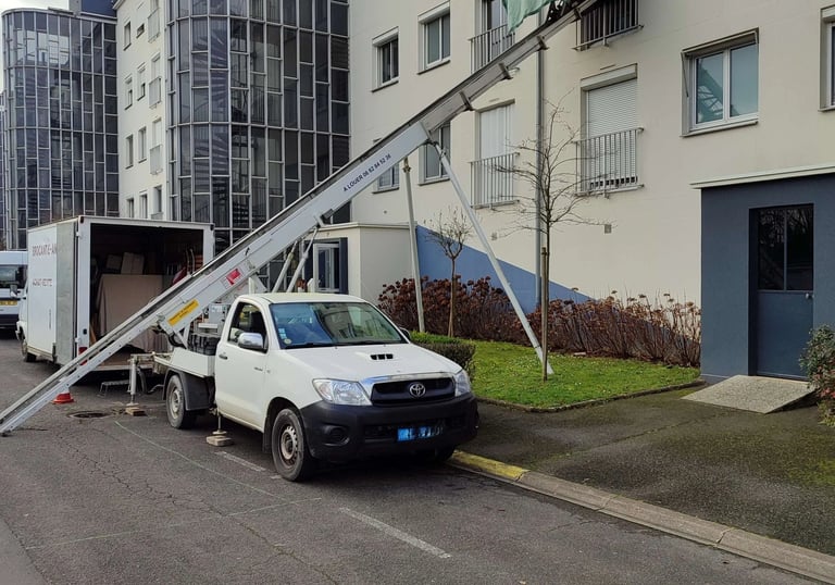 Monte-meuble Lepeltier - Déchargement de meubles au deuxième étage d'un bâtiment de Tours.
