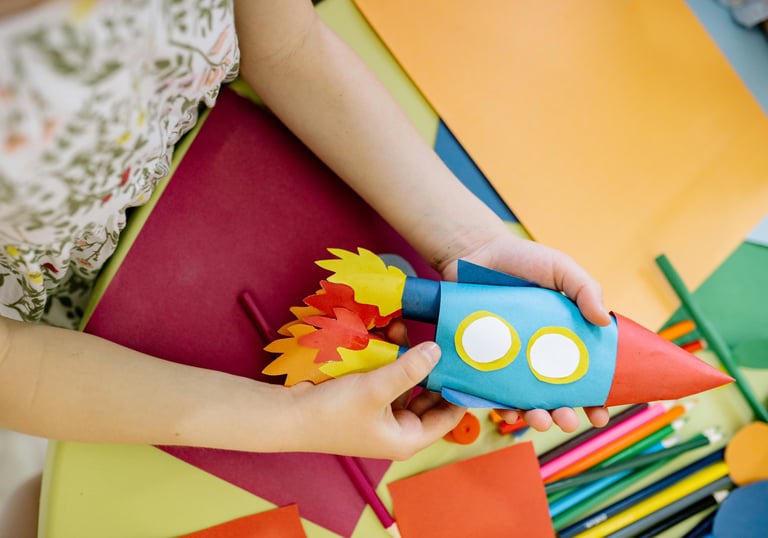 Crea piezas únicas usando materiales variados y técnicas divertidas.