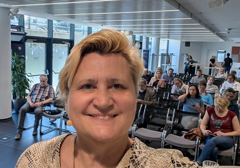 Workshops & Vorträge zu Facebook, Instagram, KI & rechtlichen Themen.