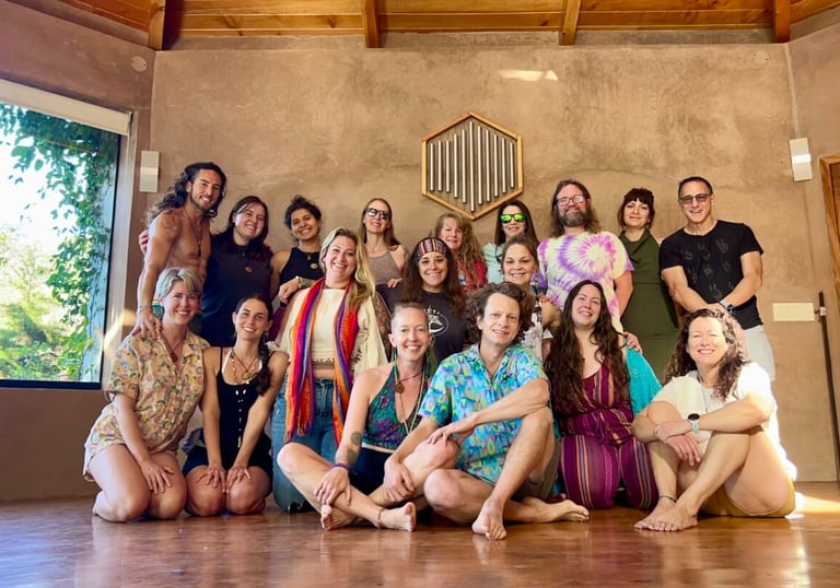 Un grupo diverso de personas sonrientes se reunieron para un retiro espiritual de yoga y sanación
