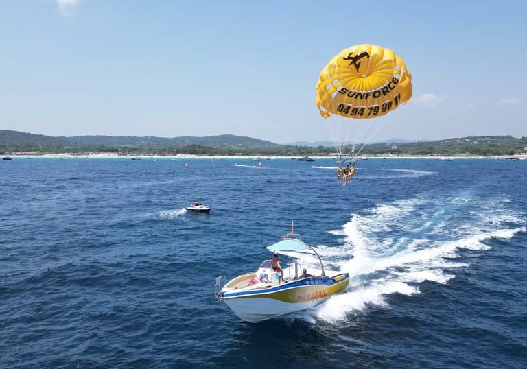 decollage de notre bateau pour un vol en parachute à Saint Tropez