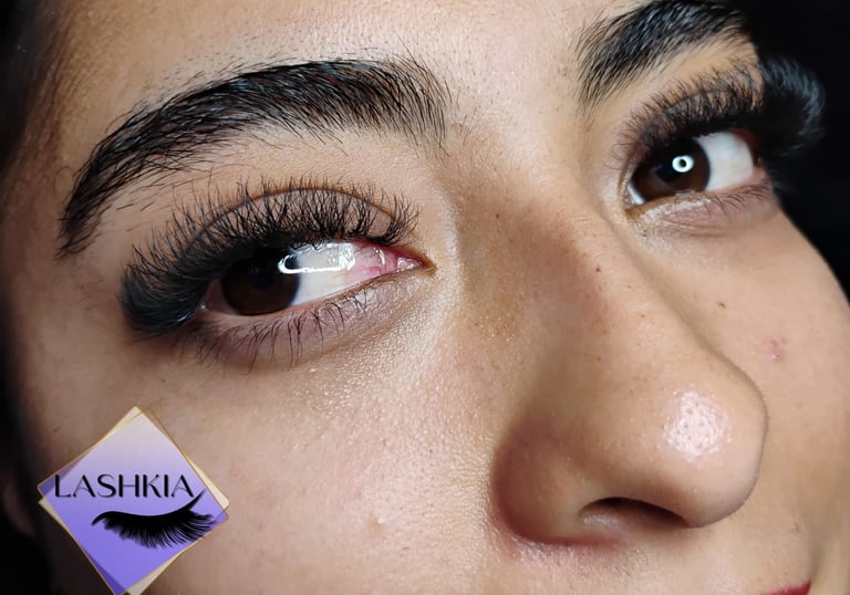 **Traducción:** Primer plano de los ojos de una mujer con extensiones de pestañas de volumen profesi