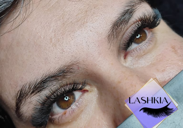 Primer plano de una mujer con extensiones de pestañas de volumen completo y arreglo profesional de c