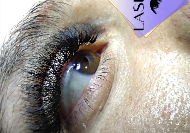 Primer plano de extensiones de pestañas de volumen denso aplicadas en un ojo marrón para lograr un l