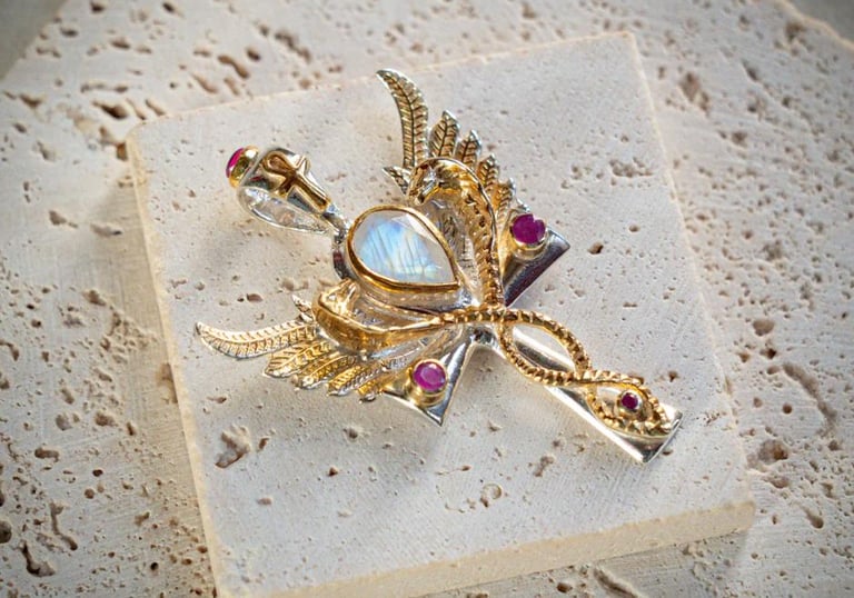 Dije en plata y baño en oro con piedra luna y rubi