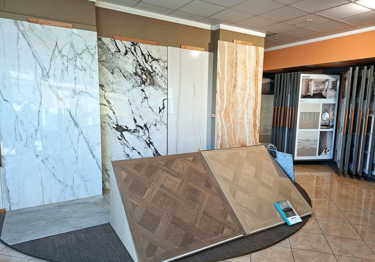 Sala mostra lastre in gres porcellanato e kerlite