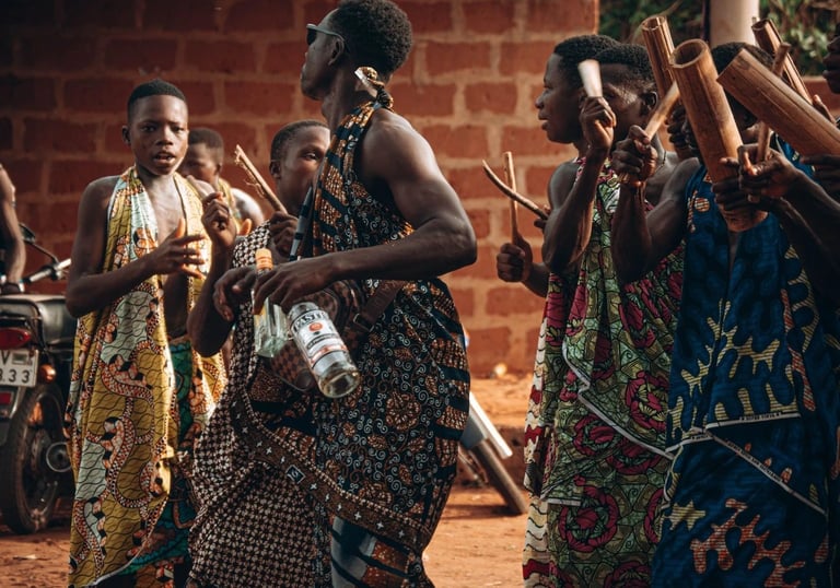 Groupe de femmes dans un village africain, dansant ensemble avec des mouvements rythmés et des sourires éclatants.