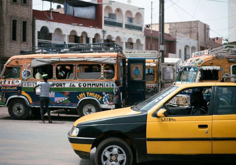 Un taxi jaune et vert garé sur le bord de la route, prêt à transporter des passagers.
