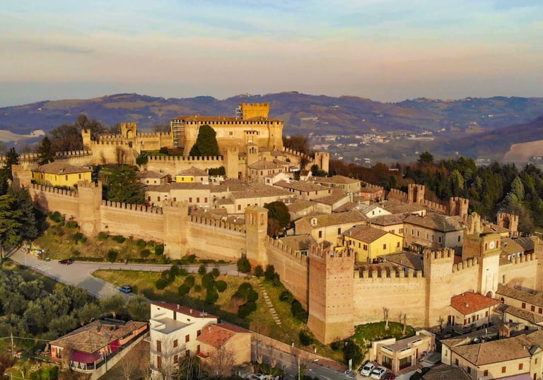 Vista del Castello di Gradara e delle mura medievali vicino a Saludecio.