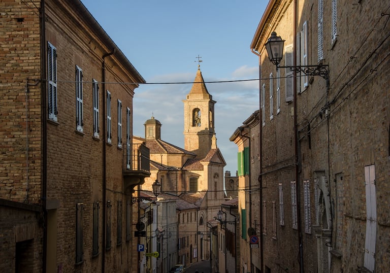 Vicolo medievale di Saludecio, borgo dei murales in provincia di Rimini.