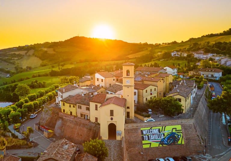 Veduta del borgo di Tavullia con insegne dedicate a Valentino Rossi vicino al B&B.