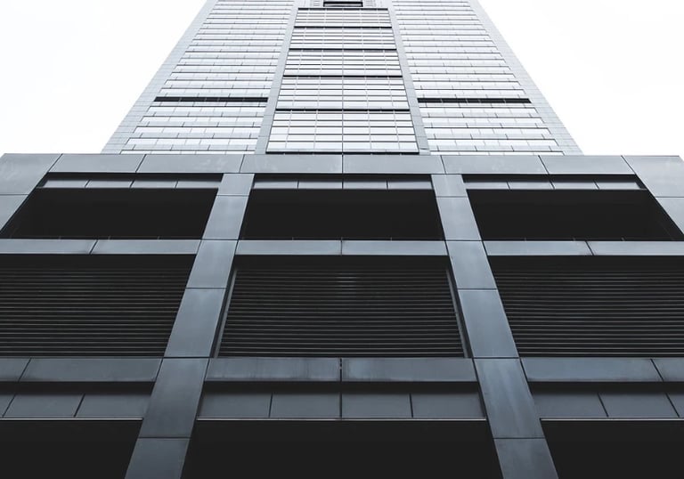 Edificio con fachada de metal protegido con nanotecnología Multicoat de Tecnan