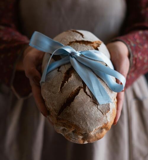 Miga de pan con moño azul