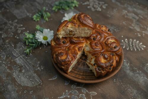 Pan circular con una rebanada encima