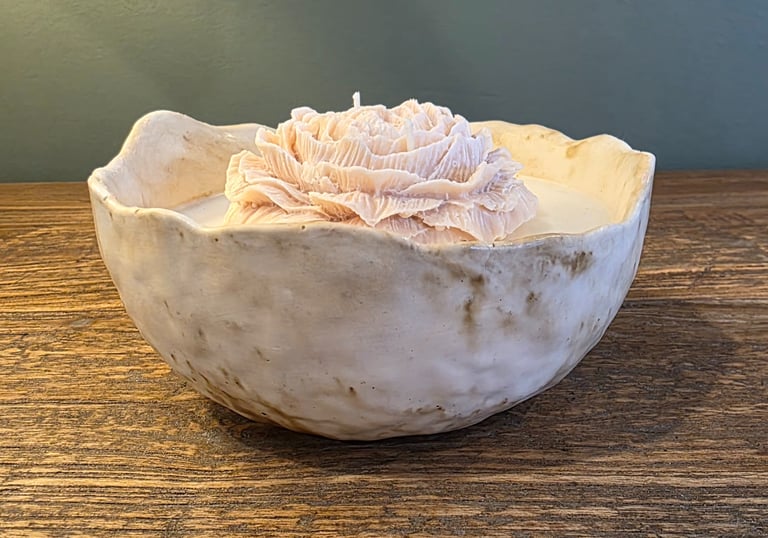 rustic, creamy soy wax with beautiful floral flower. Marbled decorative bowl with gorgeous scent.