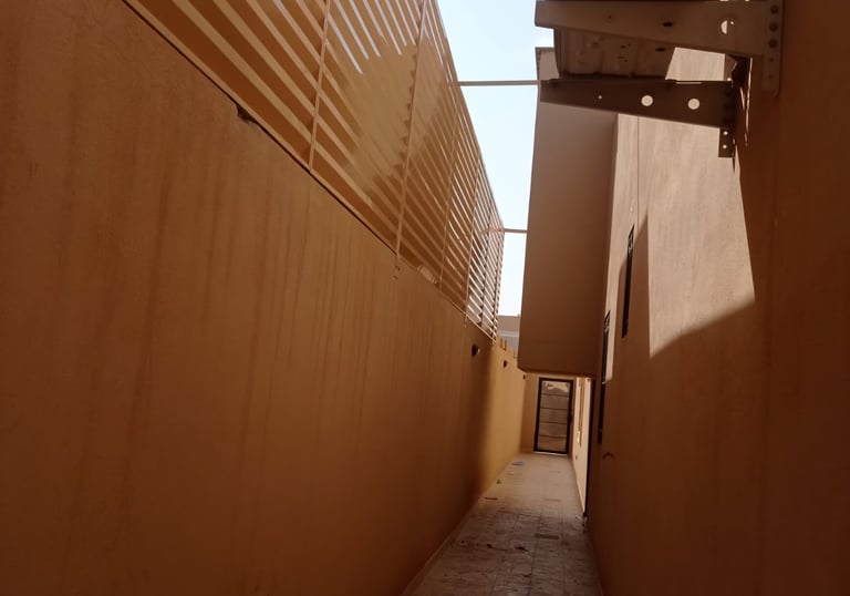 سواتر جانبية حديد بتصميم عصري لممرات الفلل في الرياض توفر الخصوصية والحماية من العوامل الجوية